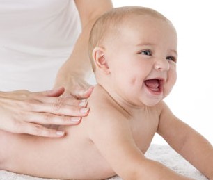 Κάντε ένα χαλαρωτικό μασάζ στο μωρό σας (βίντεο)