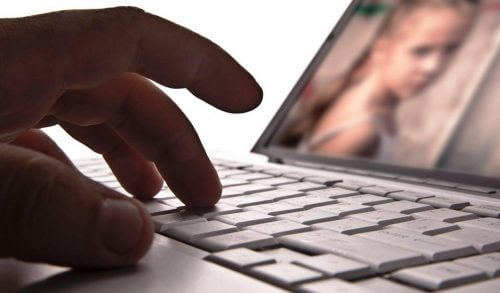 Πως οι παιδόφιλοι «ψαρεύουν» τα ανήλικα θύματά τους στο διαδίκτυο