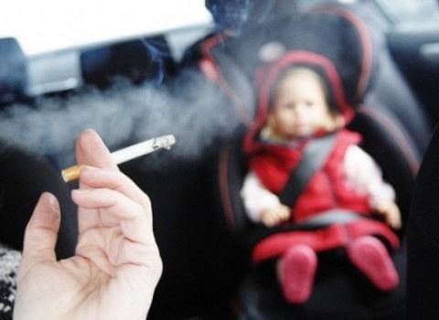 Eπικίνδυνο το κάπνισμα στο αυτοκίνητο για τα παιδιά