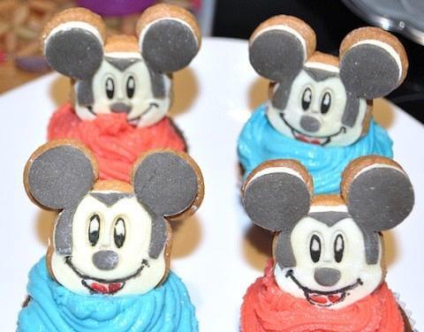 Cupcakes σοκολάτας με χρωματιστή κρέμα και μπισκότα mickey mouse!