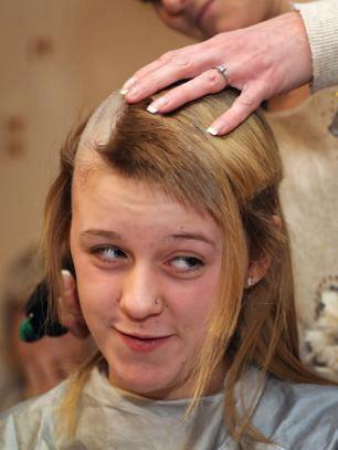 12χρονη ξύρισε τα μαλλιά της για να συμπαρασταθεί στη φίλη της