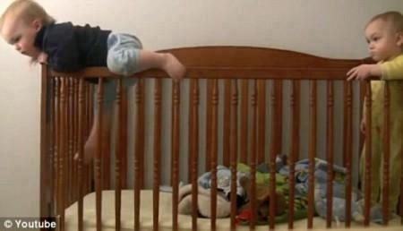 723004467_kounia_jpg 14 μηνών σκαρφαλώνει τα κάγκελα της κούνιας του