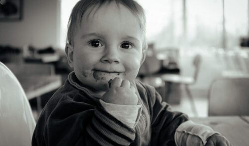 6 τρόποι για  να βοηθήσετε το μωρό σας στα πρώτα του γεύματα
