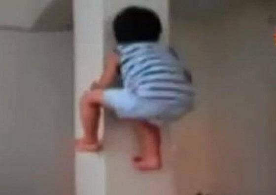 Βίντεο: Απίστευτο! Πιτσιρίκος σκαρφαλώνει σε κολώνα σαν τον Spiderman.