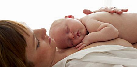 Μέθοδος Καγκουρό: η θεραπευτική δύναμη της μητρικής αγκαλιάς!