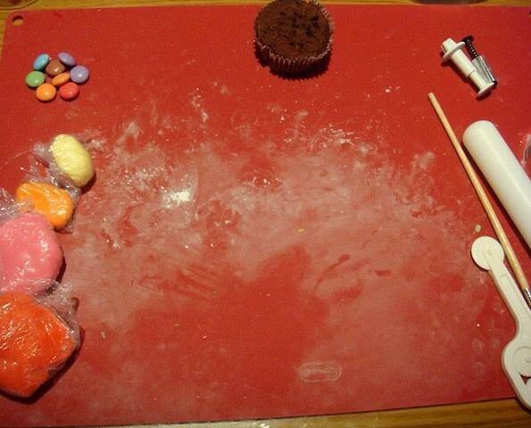 &Phi;&tau;&iota;ά&xi;&tau;&epsilon; &mu;ό&nu;&epsilon;&sigmaf; &sigma;&alpha;&sigmaf; cupcakes &pi;&alpha;&sigma;&chi;&alpha;&lambda;&iota;&nu;ά &kappa;&alpha;&lambda;&alpha;&theta;ά&kappa;&iota;&alpha; &mu;&epsilon; smarties!