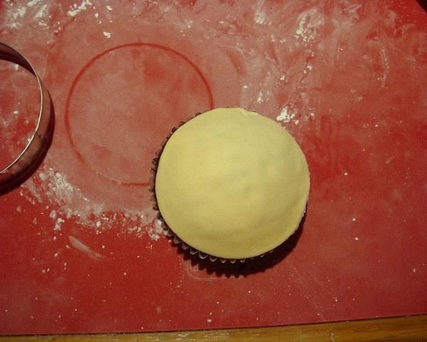 &Phi;&tau;&iota;ά&xi;&tau;&epsilon; &mu;ό&nu;&epsilon;&sigmaf; &sigma;&alpha;&sigmaf; cupcakes &pi;&alpha;&sigma;&chi;&alpha;&lambda;&iota;&nu;ά &kappa;&alpha;&lambda;&alpha;&theta;ά&kappa;&iota;&alpha; &mu;&epsilon; smarties!