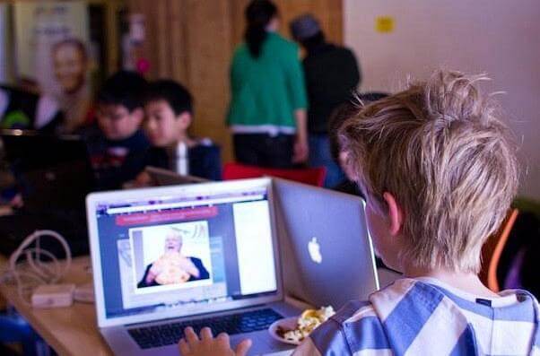 H &epsilon;&xi;ά&rho;&tau;&eta;&sigma;&eta; &alpha;&pi;ό &eta;&lambda;&epsilon;&kappa;&tau;&rho;&omicron;&nu;&iota;&kappa;ά &pi;&alpha;&iota;&chi;&nu;ί&delta;&iota;&alpha;