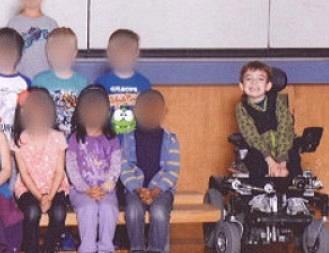 Αγοράκι, καθηλωμένο στο αναπηρικό του καροτσάκι, παραμερίστηκε στη σχολική αναμνηστική φωτογραφία
