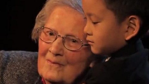 5χρονος πιανίστας δίνει ρεσιτάλ για την μεγαλύτερη φαν του ετών 101