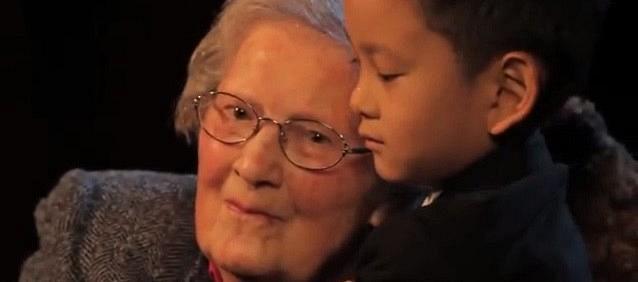 5χρονος πιανίστας δίνει ρεσιτάλ για την μεγαλύτερη φαν του ετών 101
