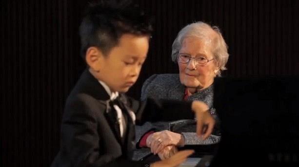 5χρονος πιανίστας δίνει ρεσιτάλ για την μεγαλύτερη φαν του ετών 101
