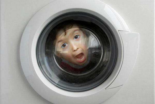 Παιδάκι έχασε τη ζωή του παίζοντας κρυφτό στο πλυντήριο