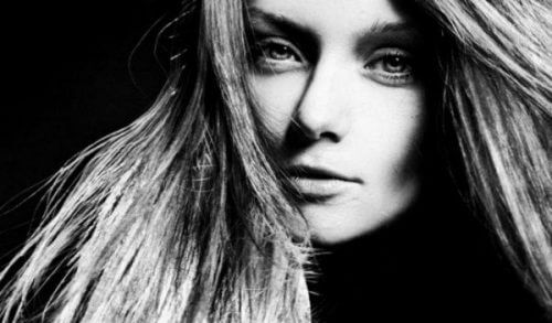 Μάθε να διαβάζεις τη γυναικεία γλώσσα του σώματος