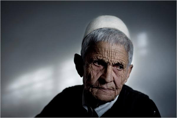 &Alpha;&lambda;&beta;&alpha;&nu;ί&alpha;: &Tau;&omicron; έ&theta;&iota;&mu;&omicron; &tau;&omega;&nu; "&omicron;&rho;&kappa;&iota;&sigma;&mu;έ&nu;&omega;&nu; &pi;&alpha;&rho;&theta;έ&nu;&omega;&nu;"