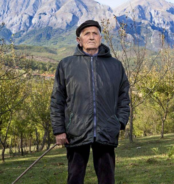 &Alpha;&lambda;&beta;&alpha;&nu;ί&alpha;: &Tau;&omicron; έ&theta;&iota;&mu;&omicron; &tau;&omega;&nu; "&omicron;&rho;&kappa;&iota;&sigma;&mu;έ&nu;&omega;&nu; &pi;&alpha;&rho;&theta;έ&nu;&omega;&nu;"