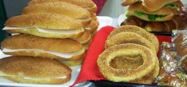 Φρένο... στις τσουχτερές τιμές στα κυλικεία: Πόσο κοστίζουν σάντουιτς, τυρόπιτες και χυμοί