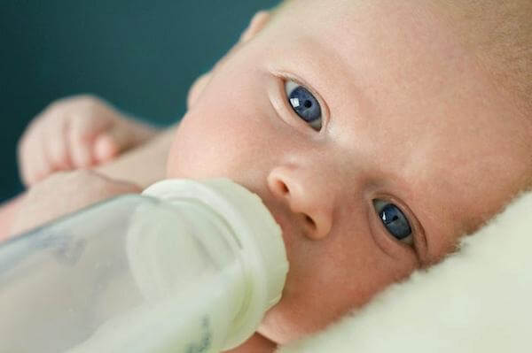 Από τη γέννηση μέχρι τον 6ο μήνα αποκλειστικά γάλα