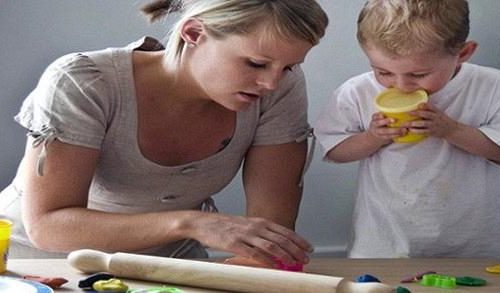 Υποτιμητικά αντιμετωπίζονται οι μαμάδες που ασχολούνται αποκλειστικά με το σπίτι και τα παιδιά τους