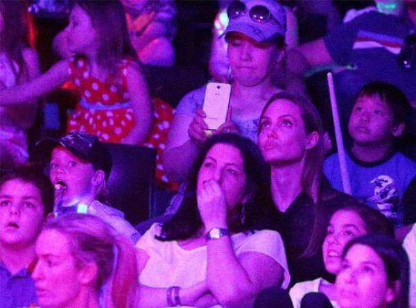 Anjelina Jolie: &Sigma;&tau;&omicron; &tau;&sigma;ί&rho;&kappa;&omicron; &mu;&epsilon; &tau;&alpha; &pi;&alpha;&iota;&delta;&iota;ά