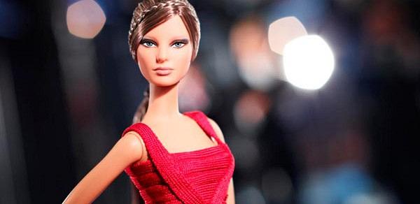 Η Barbie ντύνεται με Herve Leger
