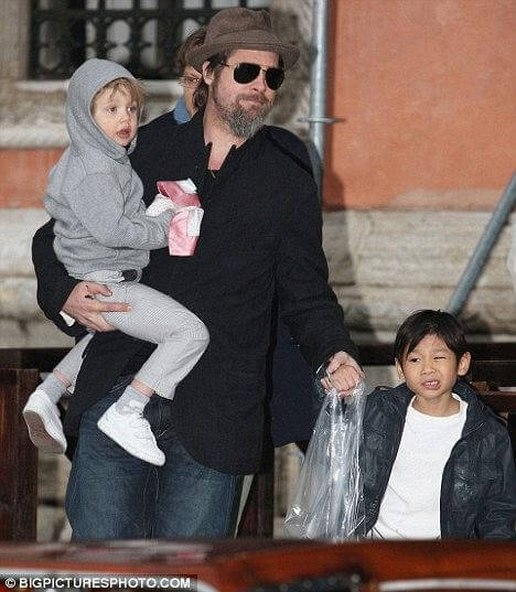 bratt Quiz: Ποιόν star του Hollywood αποκαλούν τα παιδιά του «stinky daddy» δηλαδή... βρωμομπαμπά!
