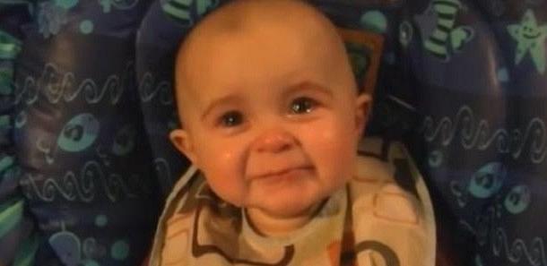 Mωρό 10 μηνών συγκινείται από το τραγούδι της μητέρας του!