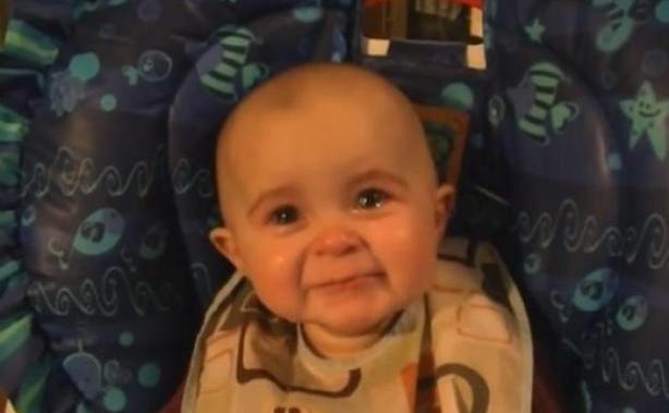 Mωρό 10 μηνών συγκινείται από το τραγούδι της μητέρας του!