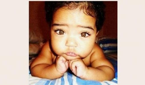 Ποιά διάσημη τραγουδίστρια είναι το μωράκι της φωτογραφίας