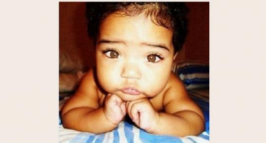 Ποιά διάσημη τραγουδίστρια είναι το μωράκι της φωτογραφίας