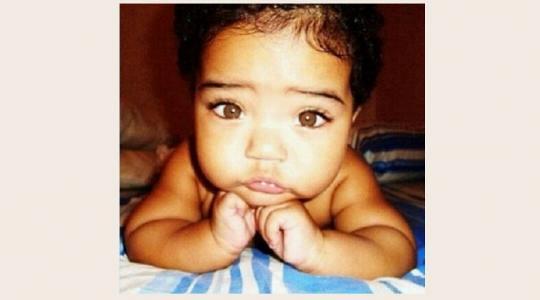 &Pi;&omicron;&iota;ά &delta;&iota;ά&sigma;&eta;&mu;&eta; &tau;&rho;&alpha;&gamma;&omicron;&upsilon;&delta;ί&sigma;&tau;&rho;&iota;&alpha; &epsilon;ί&nu;&alpha;&iota; &tau;&omicron; &mu;&omega;&rho;ά&kappa;&iota; &tau;&eta;&sigmaf; &phi;&omega;&tau;&omicron;&gamma;&rho;&alpha;&phi;ί&alpha;&sigmaf;