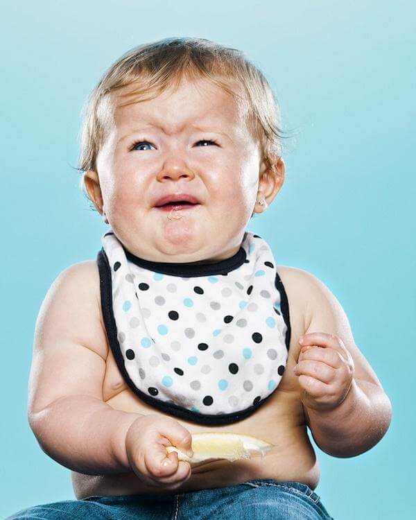 Οι απίθανες αντιδράσεις μωρών όταν δοκιμάζουν για πρώτη φορά λεμόνι