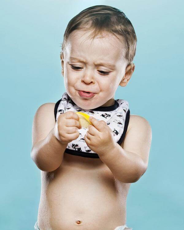 Οι απίθανες αντιδράσεις μωρών όταν δοκιμάζουν για πρώτη φορά λεμόνι