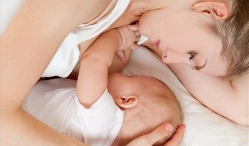 Βρετανία: Δωροκουπόνια σε όποια μαμά θηλάζει το μωρό της