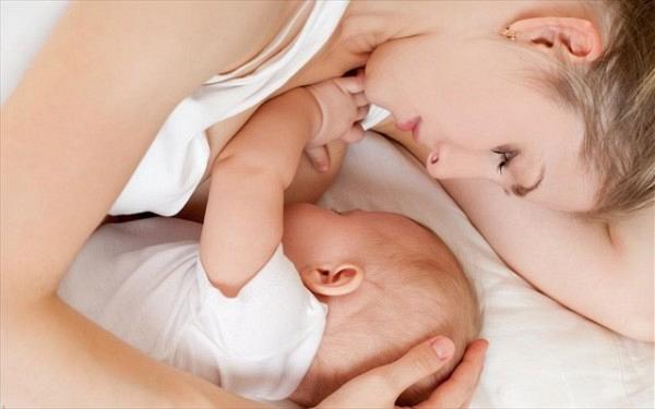 Βρετανία: Δωροκουπόνια σε όποια μαμά θηλάζει το μωρό της