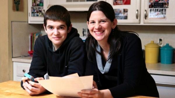 Διάσημη στο Ίντερνετ έγινε η μητέρα που δώρισε υπό όρους iPhone στον γιο της