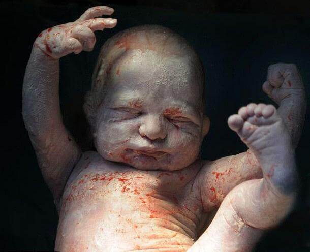 newborn2 H πρώτη ανάσα: Συγκλονιστικές φωτό καταγράφουν το θαύμα της γέννησης