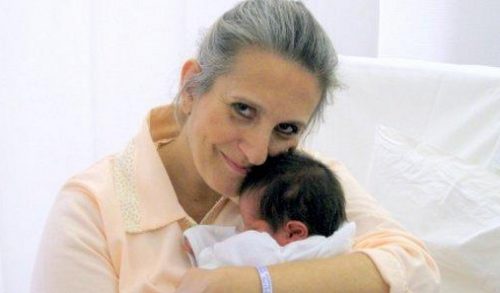 Eλληνίδα γέννησε στα 48 της χρόνια με δικά της ωάρια
