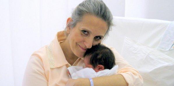 Eλληνίδα γέννησε στα 48 της χρόνια με δικά της ωάρια
