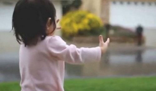 H πρώτη επαφή μιας μικρούλας με τη βροχή