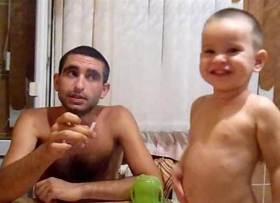 smoke4 Σοκ! Πατέρας δίνει στο μωρό του να καπνίσει..