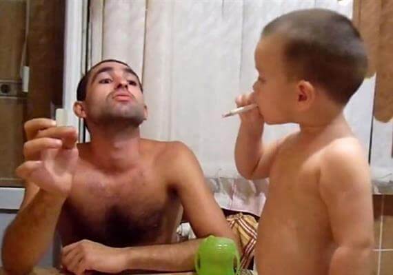 smoke5 Σοκ! Πατέρας δίνει στο μωρό του να καπνίσει..