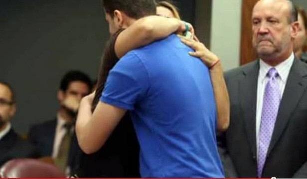 A&pi;ί&sigma;&tau;&epsilon;&upsilon;&tau;&omicron;! &Mu;&eta;&tau;έ&rho;&alpha; &alpha;&gamma;&kappa;&alpha;&lambda;&iota;ά&zeta;&epsilon;&iota; &tau;&omicron; &delta;&omicron;&lambda;&omicron;&phi;ό&nu;&omicron; &tau;&eta;&sigmaf; &kappa;ό&rho;&eta;&sigmaf; &tau;&eta;&sigmaf;