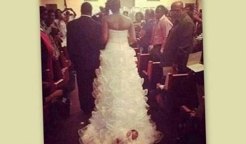 «Έραψε» το μωρό της στο νυφικό της και το έσερνε στην εκκλησία