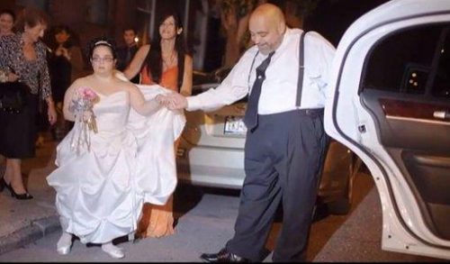 Ο πιο συγκινητικός γάμος...χωρίς γαμπρό (βίντεο)