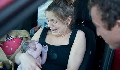 Γέννησε μέσα στο αυτοκίνητο το δεύτερο παιδί της (φωτό)...