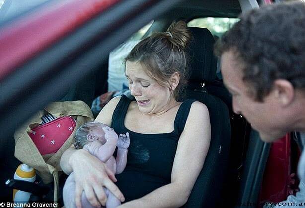 Γέννησε μέσα στο αυτοκίνητο το δεύτερο παιδί της (φωτό)...