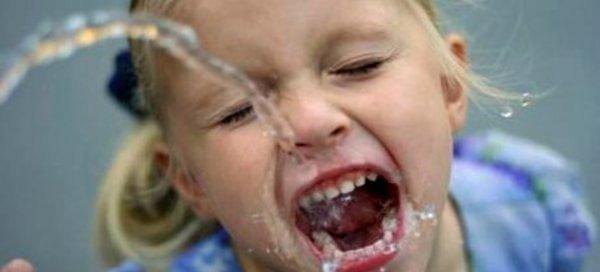 Το ιδανικό ποτό για τα παιδιά είναι το νερό -Οι ειδικοί απαγορεύουν τα αναψυκτικά