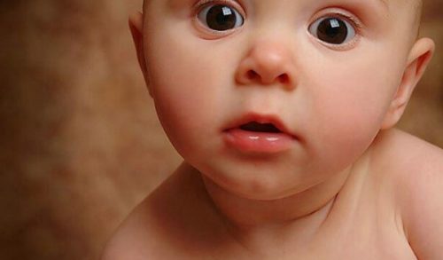 Οι περίεργες συνήθειες ανατροφής νεογέννητων στον κόσμο