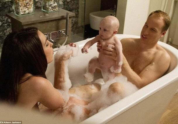 Πριγκηπικό ζεύγος: Παίρνουν το μπάνιο τους μαζί με το μωρό τους (part1)